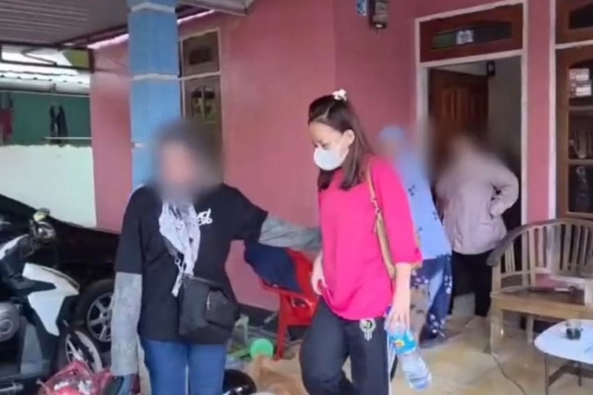 penampakan detikdetik istri dan 2 anak bandar narkoba koh erwin ditangkap polisi bap 5H39fs