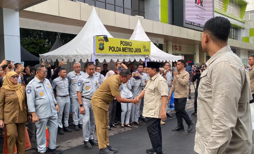 presiden prabowo jenguk korban kecelakaan kereta di rsud kota bekasi gtr NYy5SW